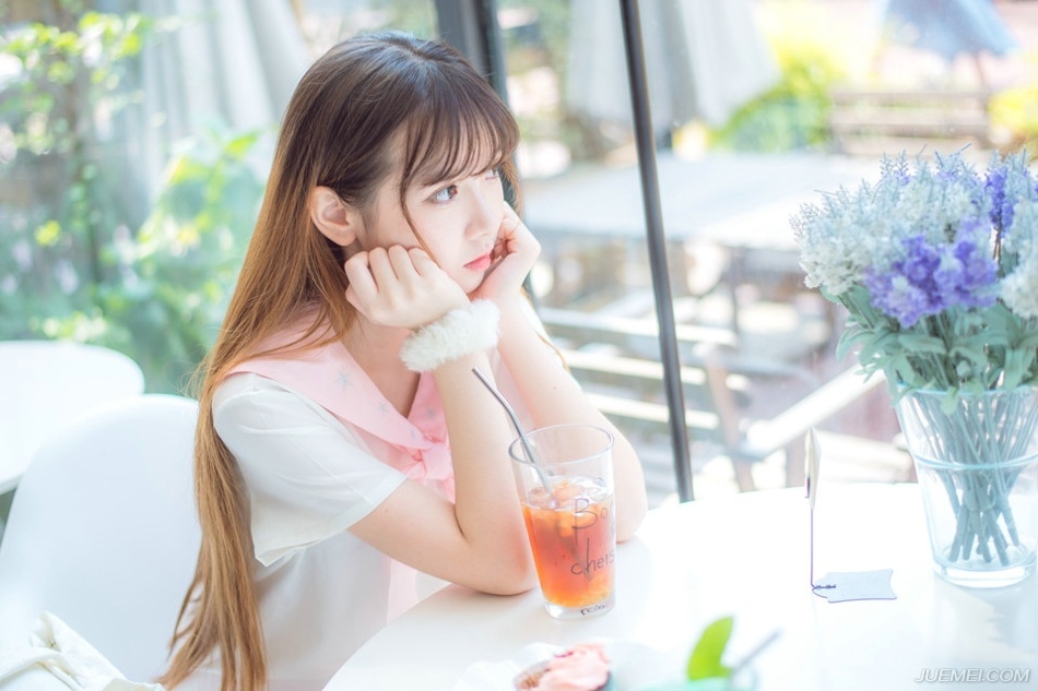 “莫要冲动！”眼看刘璝直接拔剑横在脖子上，刘璋大惊，想要阻止却已经来不及了。